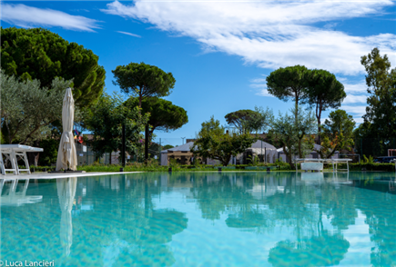1 o 2/06: 1 Notte del 2 Giugno in Mezza Pensione con Accesso alla Piscina Esterna per 2 persone