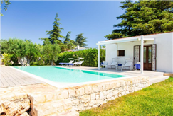 Da Maggio: 1 Notte in Camera con Vista Piscina con Bottiglia di Vino e Accesso alla Piscina Esterna per 2 persone