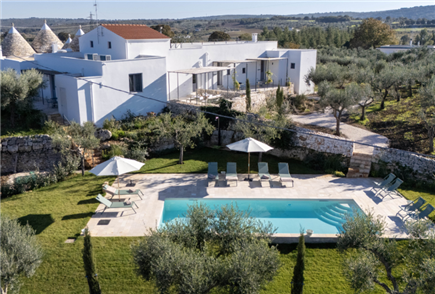 1 Notte in Borgo con Accesso alla Piscina Esterna e Aperitivo Pugliese per 2 persone 