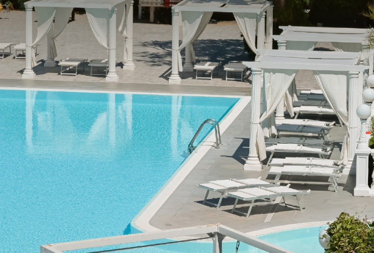 Campania: 1, 2 o 3 Notti in B&B o Mezza Pensione con Accesso alla Piscina Esterna per 2 persone