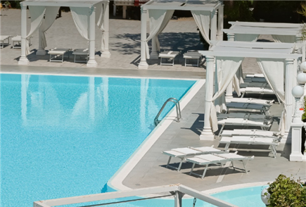 Campania: 1, 2 o 3 Notti in B&B o Mezza Pensione con Accesso alla Piscina Esterna per 2 persone