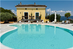 Da Giugno: 1, 2 o 3 Notti in Mezza Pensione con Accesso alla Piscina Esterna per 2 persone