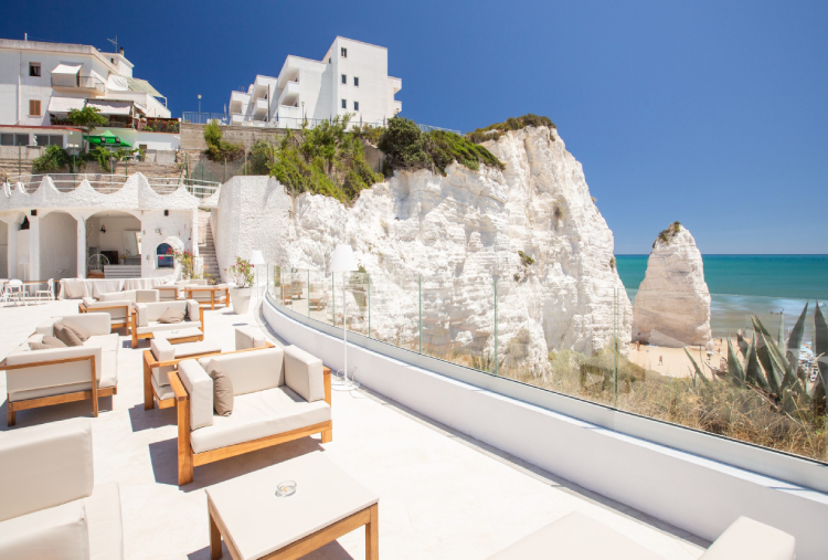 1 Notte in B&B o Mezza Pensione con Accesso alla Piscina Esterna per 2 persone