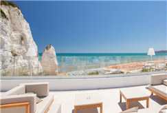 1 Notte in B&B o Mezza Pensione con Accesso alla Piscina Esterna per 2 persone