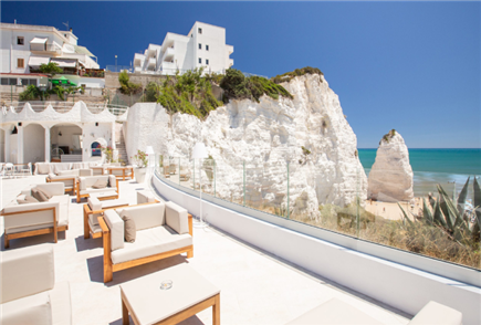 1 Notte in B&B o Mezza Pensione con Accesso alla Piscina Esterna per 2 persone