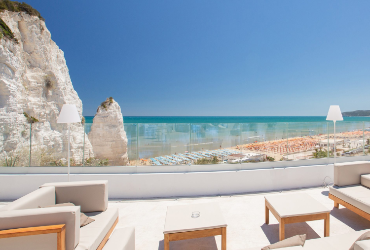 1 Notte in B&B o Mezza Pensione con Accesso alla Piscina Esterna per 2 persone