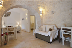 24/04: 1 Notte in Trullo Suite + Accesso Privato alla Vasca Idromassaggio Esterna per 2 persone