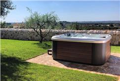 1 o 2/06: 1 Notte del 2 Giugno in Camera Standard o Trullo Suite con Accesso Privato alla Vasca Idromassaggio Esterna per 2 persone