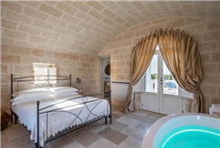 1 Notte in Junior Suite con Vasca Idromassaggio e Terrazzino Privato dalla domenica al venerdì per 2 persone