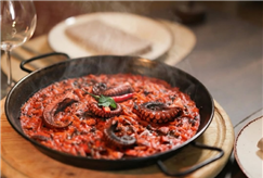 Anche Sabato a Cena e Domenica a Pranzo: Menù Tipico Spagnolo con Tapas, Paella e Sangria per 2 persone