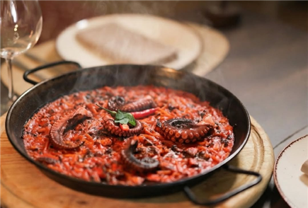 Anche Sabato a Cena e Domenica a Pranzo: Menù Tipico Spagnolo con Tapas, Paella e Sangria per 2 persone