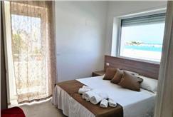 1 Notte con Accesso in Spiaggia Attrezzata con Ombrellone e Lettini per 2 persone