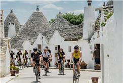 Tour in E-Bike in Valle d'Itria con Degustazione di Focaccia, Calice di Vino e Dolcetti Pugliesi per 1 persona