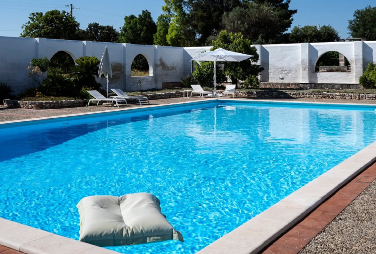 1 Notte con Accesso in Piscina Esterna con Aperitivo a Bordo Piscina per 2 persone