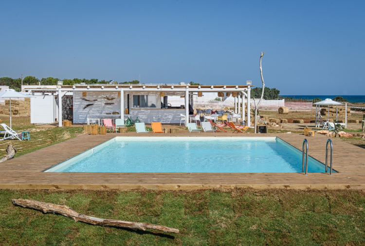 2/06: Accesso al Lido e Piscina il 2 Giugno con Ombrellone, Lettino, Sdraio, Drink e Parcheggio per 2 persone
