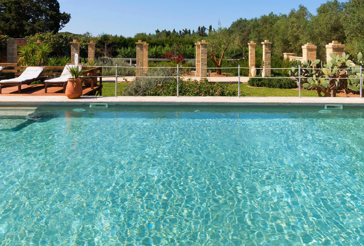 1, 2 o 3 Notti in Mezza Pensione con Accesso alla Piscina Esterna per 2 persone