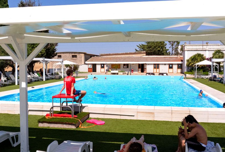 Anche il Sabato: Relax in Piscina con Lettino e Colazione per 1 persona