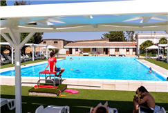 Anche il Sabato: Relax in Piscina con Lettino e Colazione per 1 o 2 persone