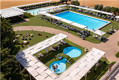 1 Notte in B&B o Mezza Pensione con Accesso alle Piscine Esterne per 2 persone