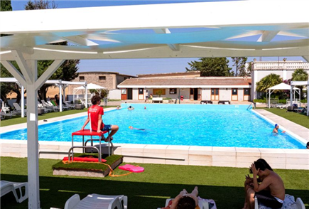 Anche il Sabato: Relax in Piscina con Lettino e Colazione per 1 persona