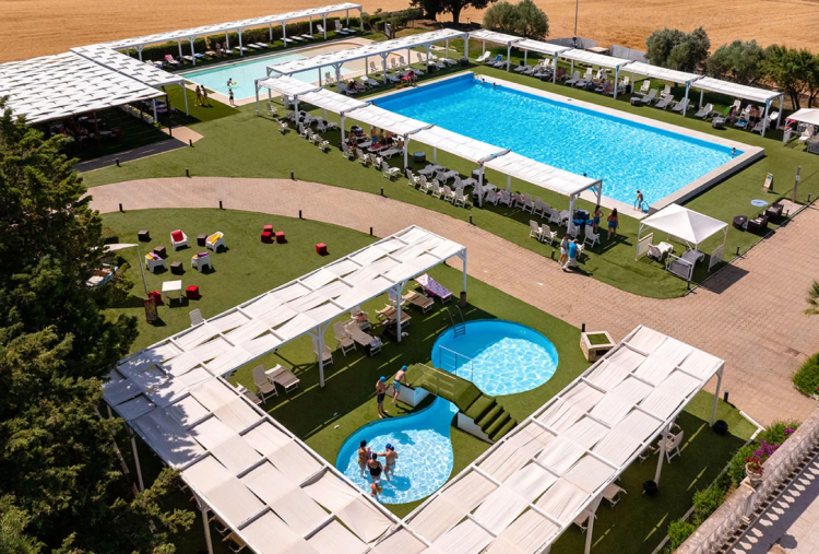 1 Notte in B&B o Mezza Pensione con Accesso alle Piscine Esterne per 2 persone