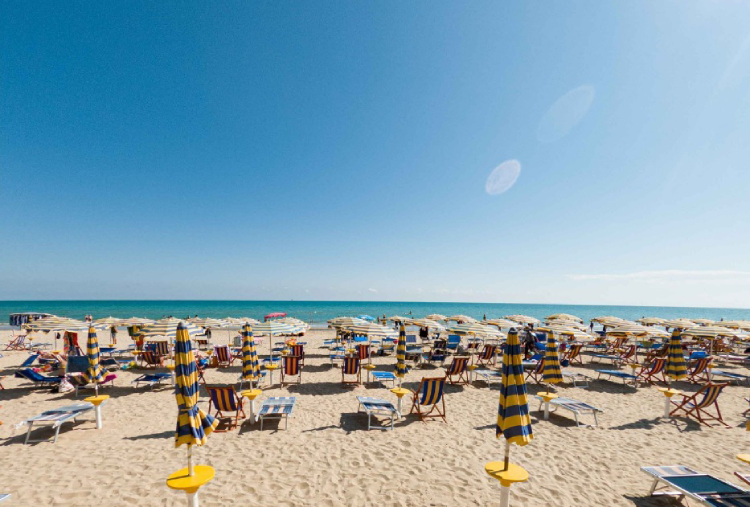 Dal 14 Giugno al 5 Luglio: 1, 3 o 7 Notti in Abruzzo in Villaggio in Pensione Completa con Animazione, Piscina e Spiaggia per 1 persona