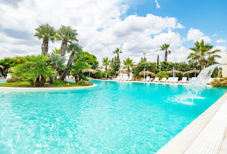 Accesso al Lido e alla Piscina Esterna con Ombrellone, Lettini e Parcheggio per 2 o 3 persone