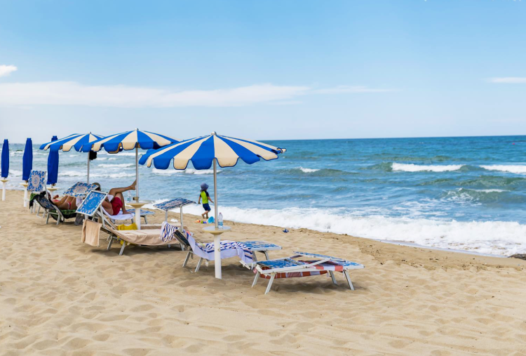 Anche Sabato e Domenica: Accesso al Lido con Ombrellone, Lettini e Parcheggio per 2 o 3 persone