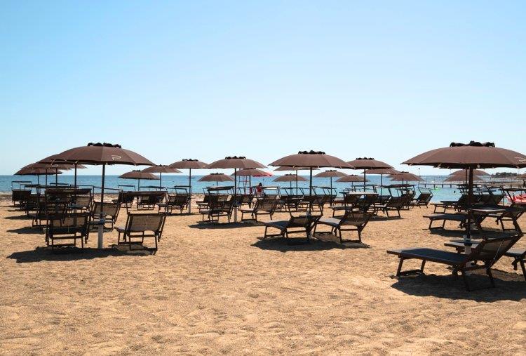 Anche Sabato: Accesso al Lido con Ombrellone, Lettino e Caffè per 2 o 3 persone
