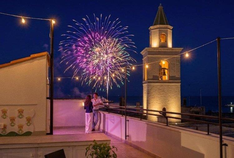 12-13/06: 1 Notte nel Centro Storico con Aperitivo Pugliese in Terrazza con Vista Fuochi Pirotecnici per 2 persone
