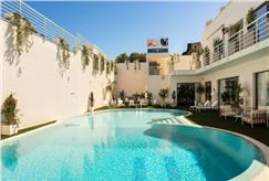 Anche Sabato e Domenica: Accesso alla Piscina con Lettino, Telo e Light Lunch per 2 o 3 persone