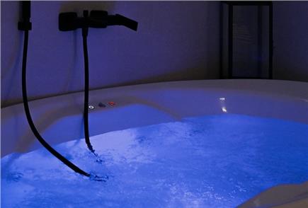 1 Notte in Suite con Vasca Idromassaggio e Spa Esclusiva e Riservata anche con Massaggio per 2 persone