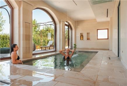 1 Notte con Spa Privata e Aperitivo di Benvenuto anche con Passeggiata a Cavallo per 2 persone